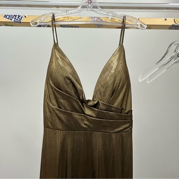 Mac Duggal Metallic Low-Back Plunge Column Gown - Picture 7 of 12